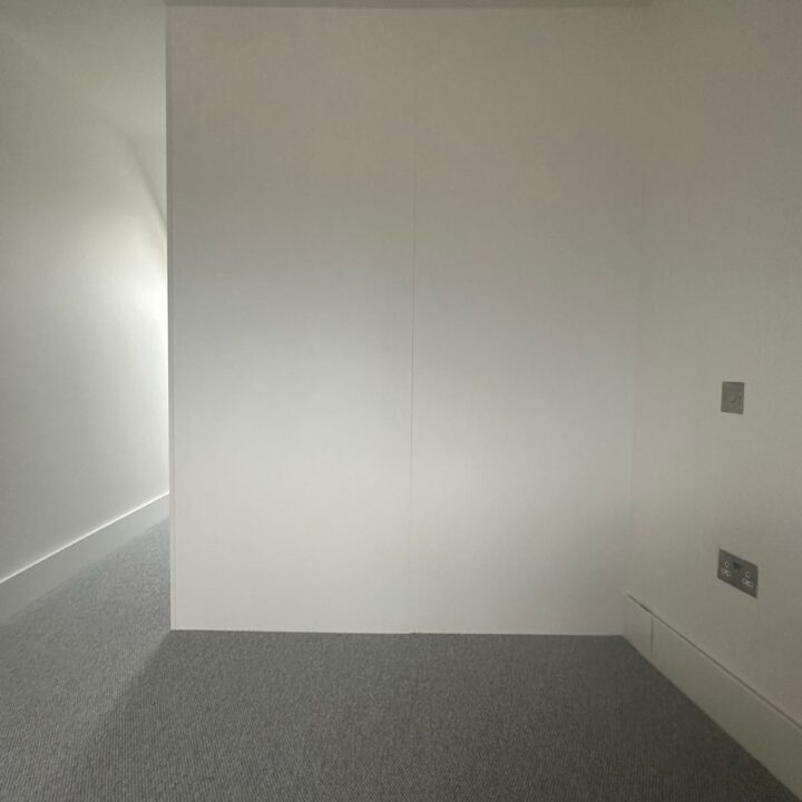 Partition wall with walk-in wardrobe with open style wardrobe in white